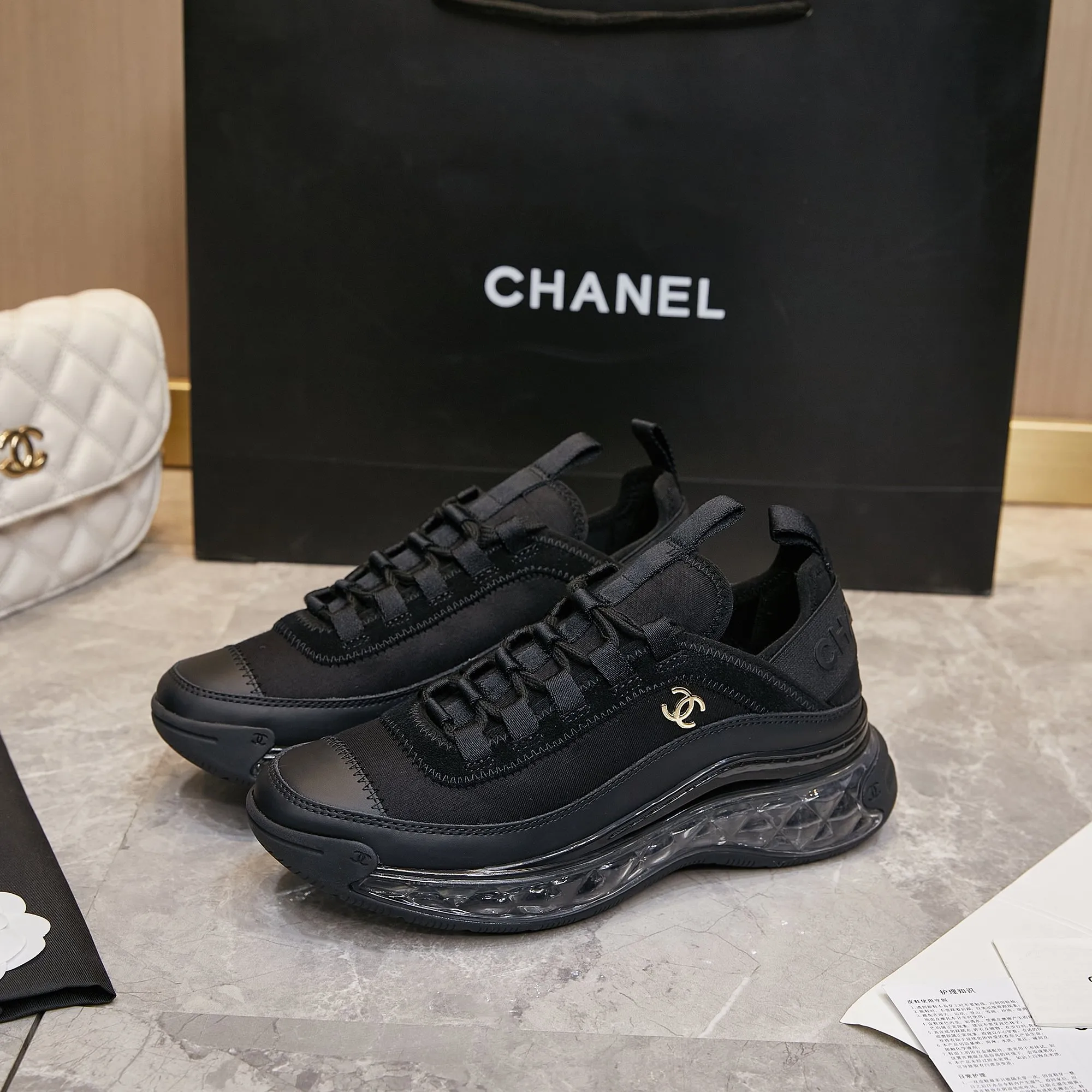Men's men's shoes pP580! Chanel Chanel - 2024 counter top casual sneakers This classic design; the upper is made of various craftsmanship styles; the outsole is fashionable and sporty; the outsole is fashionable and sporty; the extraordinary inclusion of a variety of color matching elements... The diversified mix and match is very beautiful and versatile, casual, fashionable, sports and outdoor can be taken into account... ꫛꫀꪝ Go➫ Materials: ❶Upper made of: original imported cowhide ❷Inside made of: original imported breathable sheepskin ❸Outsole is based on: Original TPU air cushion outsole. Full set of boutique packaging for women 35–41 and men 39–45.